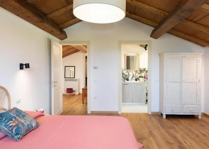 Hillview Near Florence With Pool *